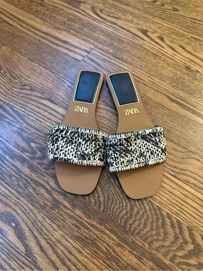 ZARA Sandals with Black & White Woven Strap Sz 8